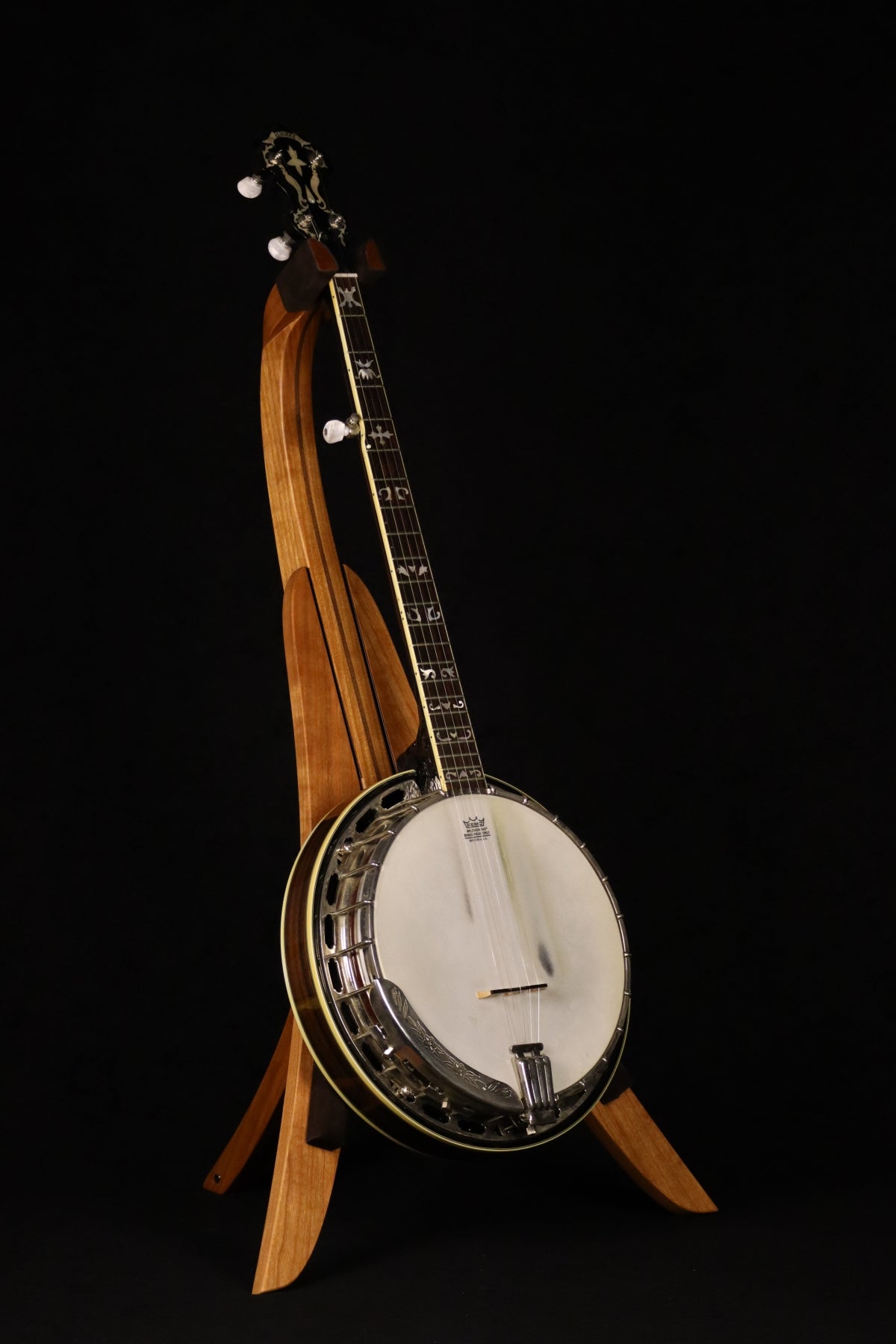 Folding cherry and walnut wood banjo floor stand full front image with Alvarez banjo