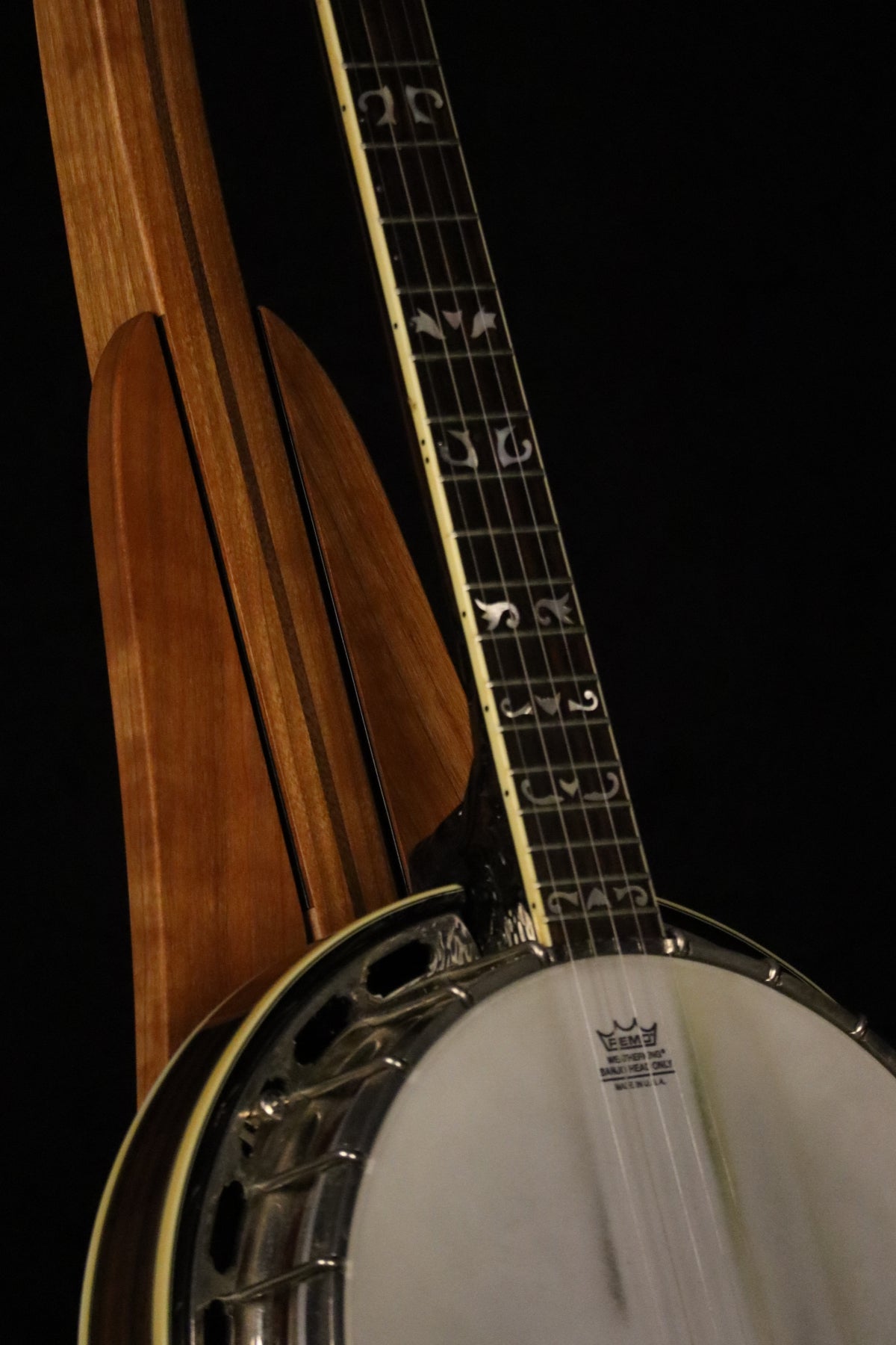 Folding cherry and walnut wood banjo floor stand closeup front image with Alvarez banjo