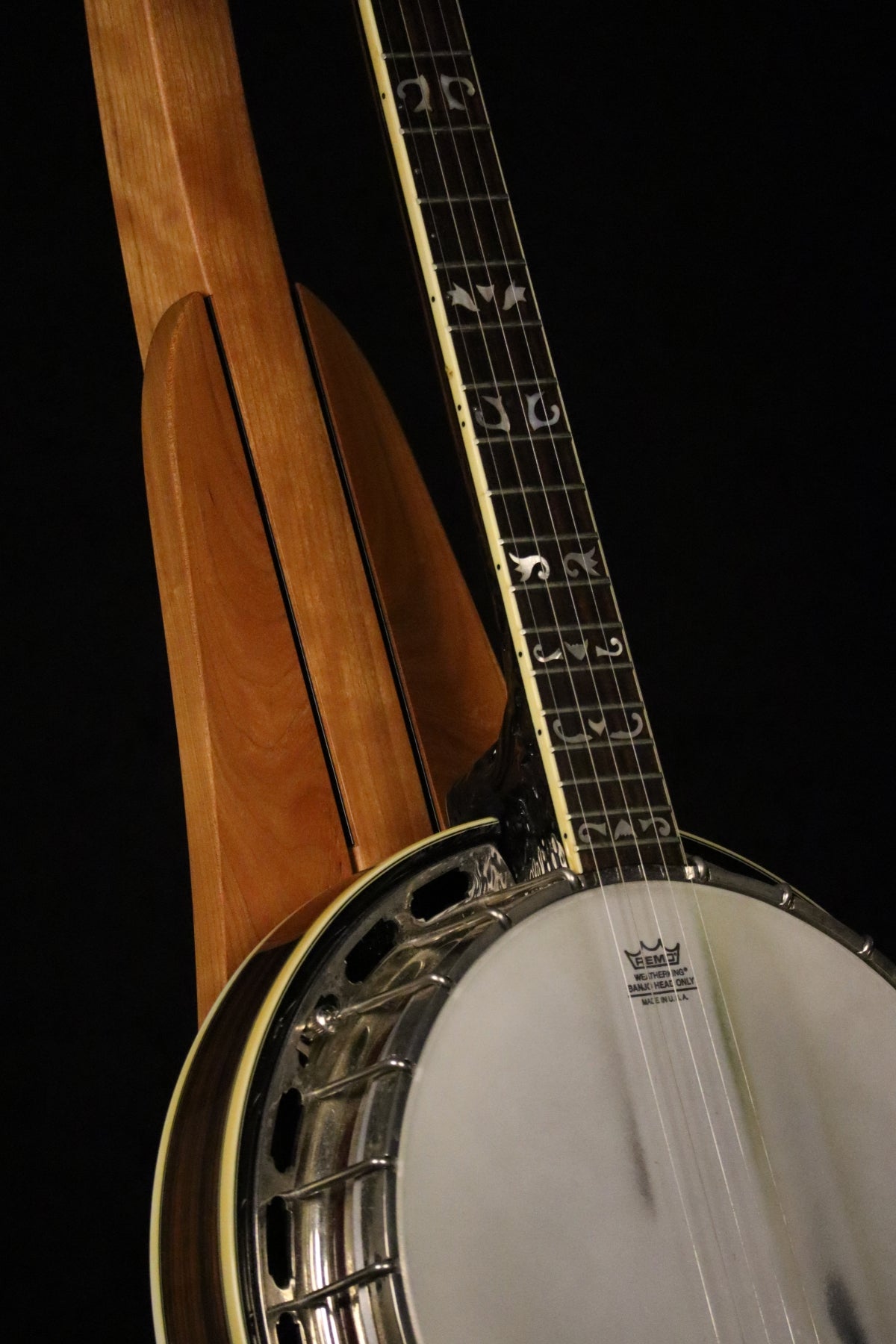 Folding cherry wood banjo floor stand closeup front image with Alvarez banjo