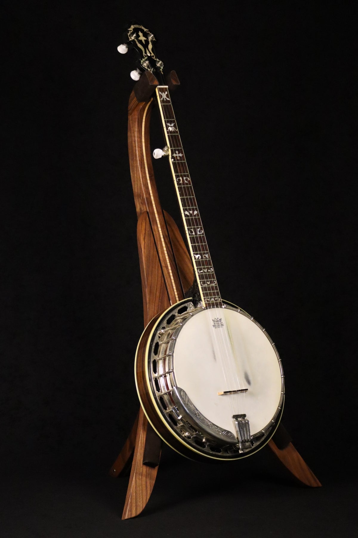 Folding walnut and curly maple wood banjo floor stand full front image with Alvarez banjo