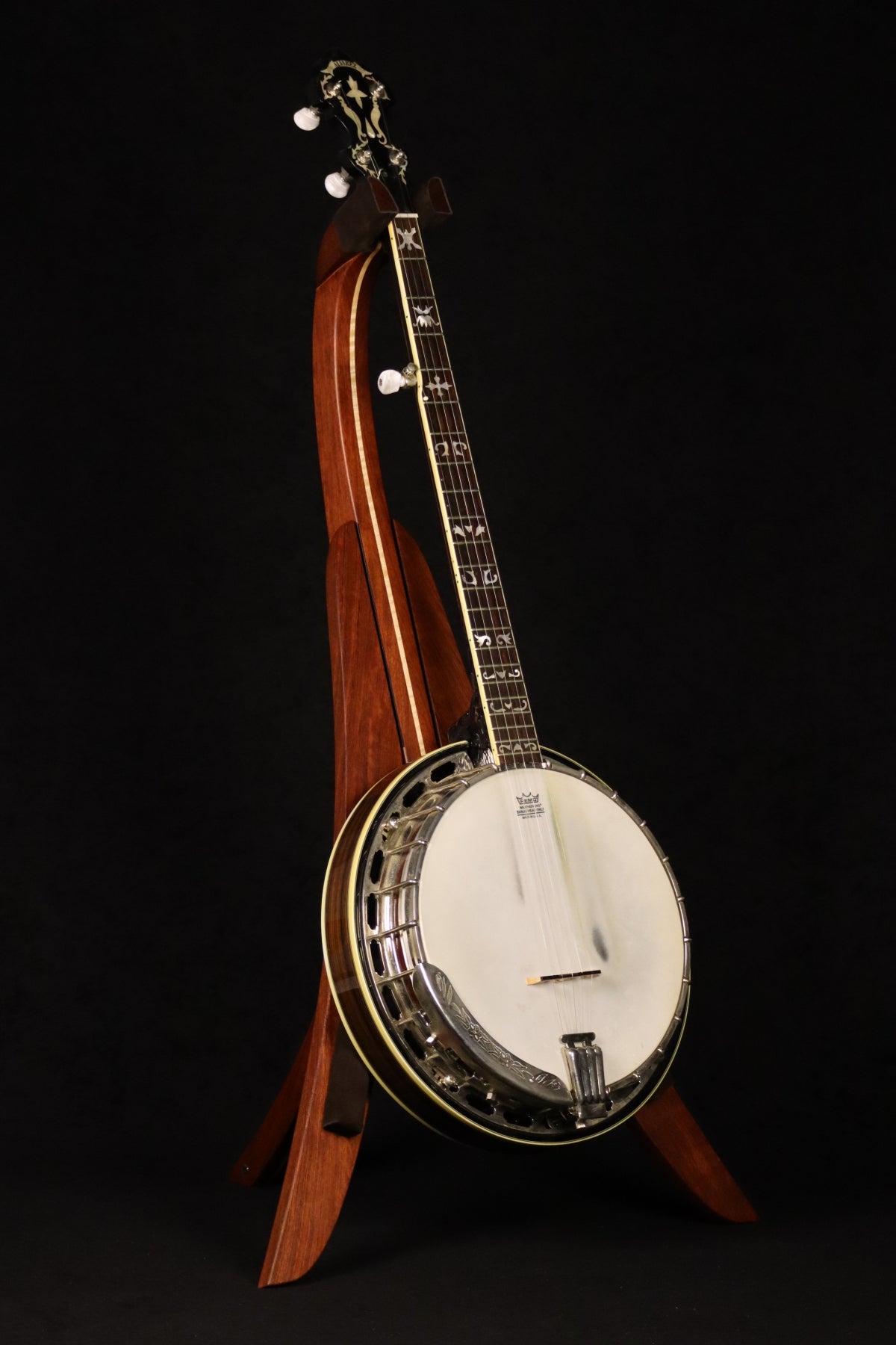 Folding bubinga rosewood and curly maple wood banjo floor stand full front image with Alvarez banjo