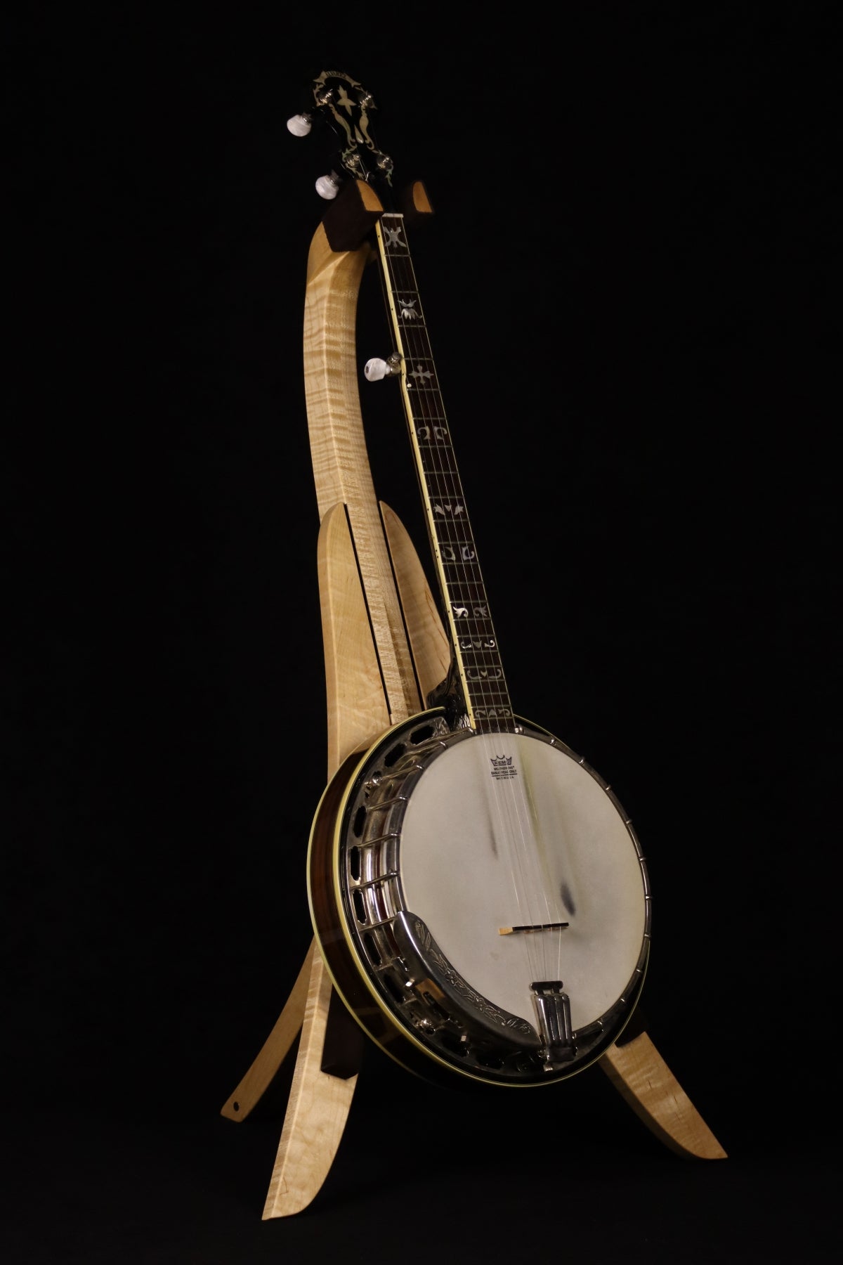 Folding curly maple wood banjo floor stand full front image with Alvarez banjo