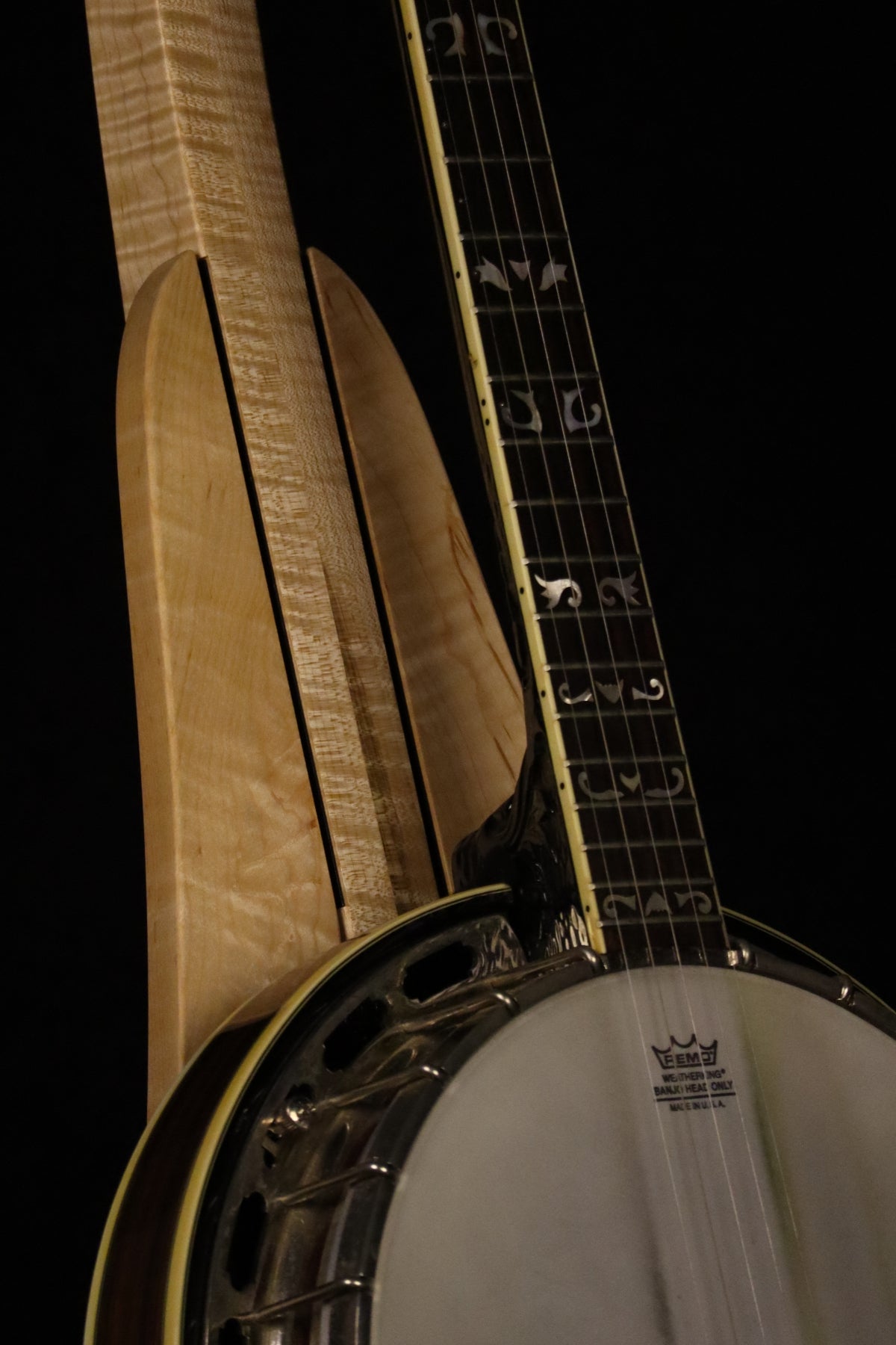 Folding curly maple wood banjo floor stand closeup front image with Alvarez banjo
