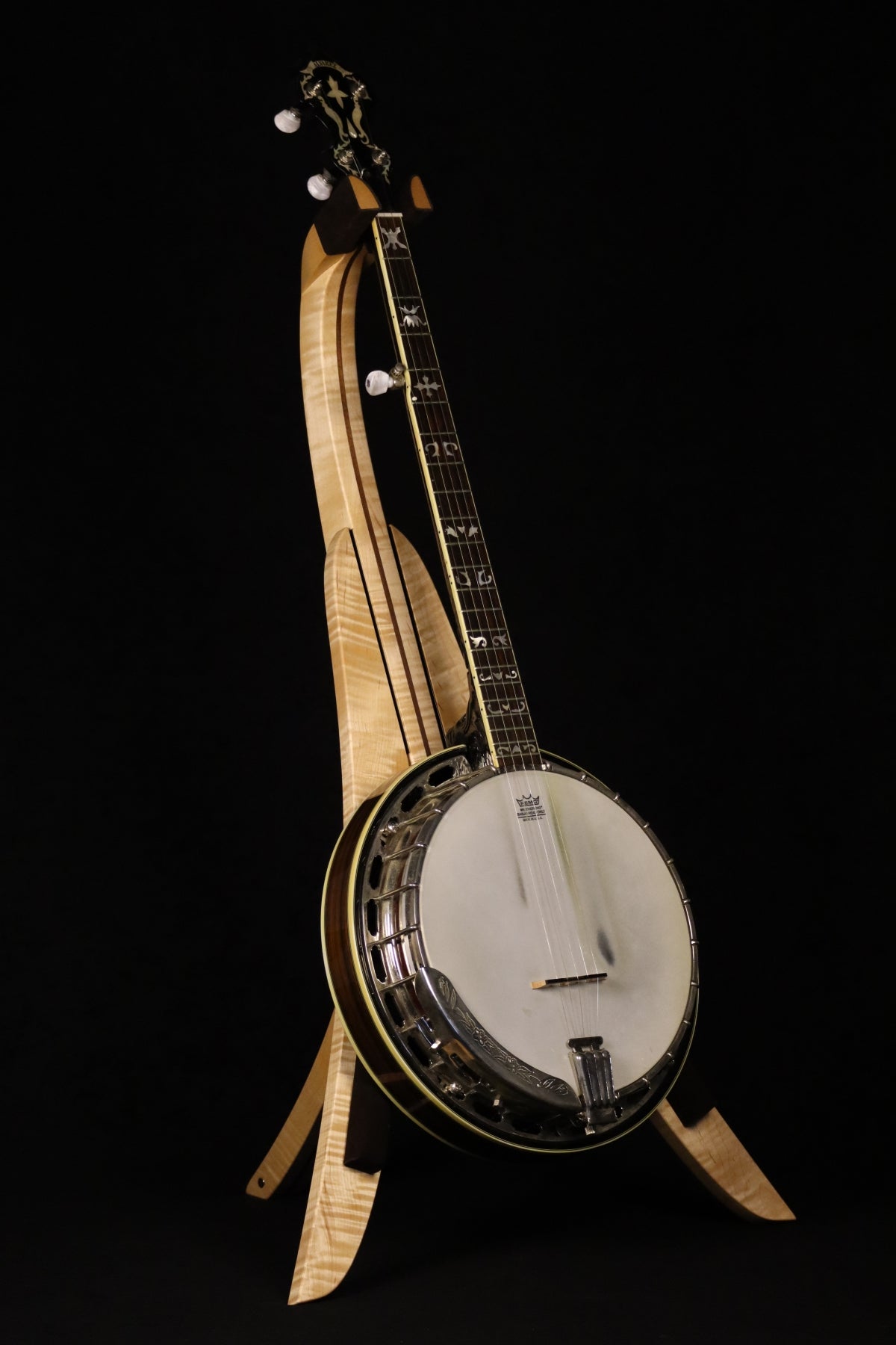Folding curly maple and walnut wood banjo floor stand full front image with Alvarez banjo