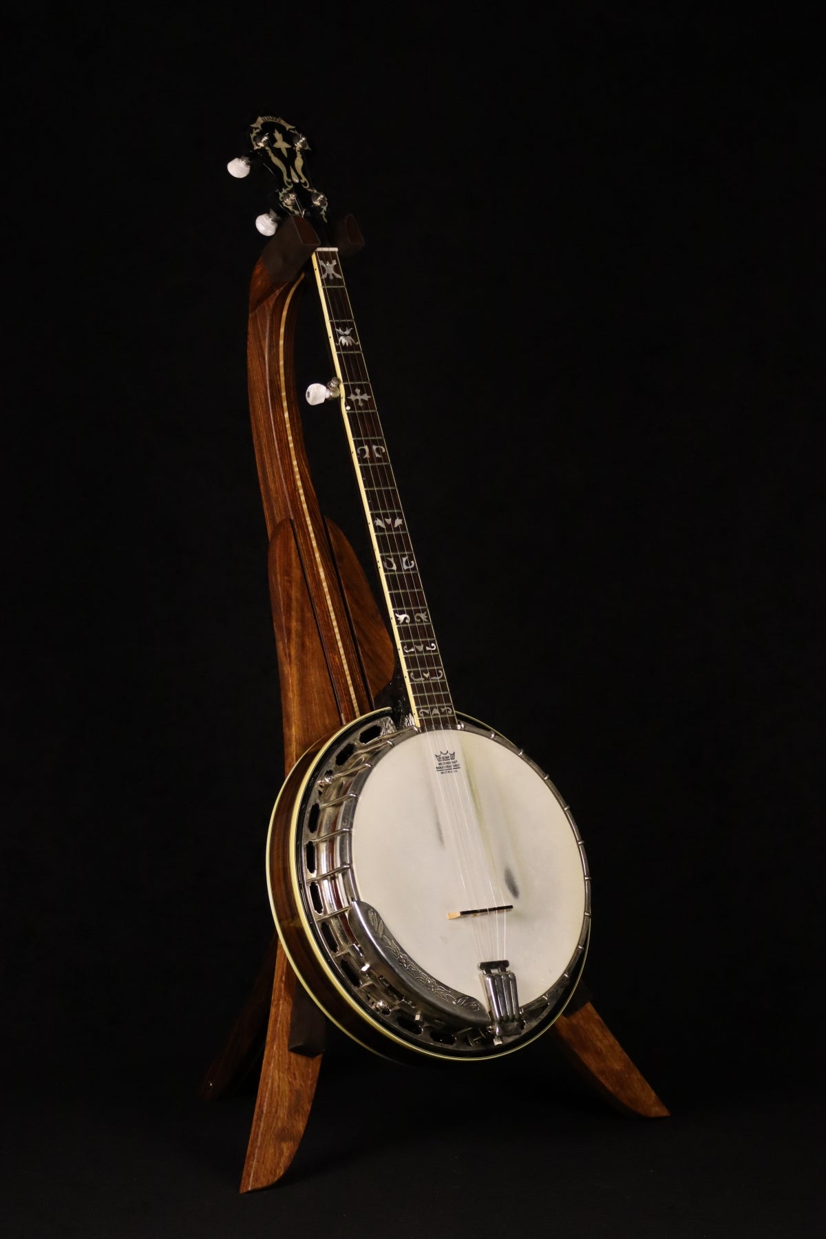 Folding chechen Caribbean rosewood and curly maple wood banjo floor stand full front image with Alvarez banjo