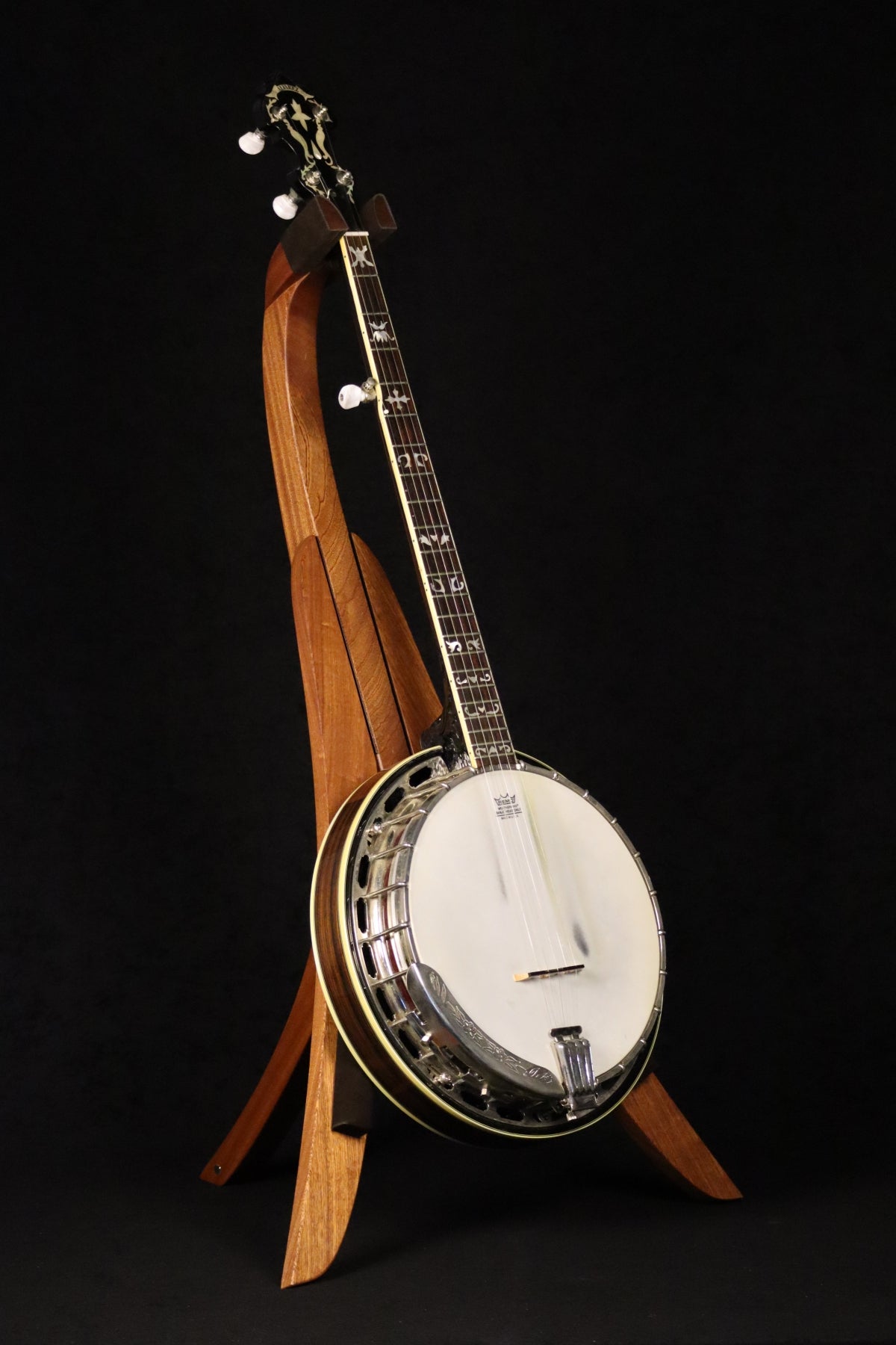 Folding sapele mahogany wood banjo floor stand full front image with Alvarez banjo