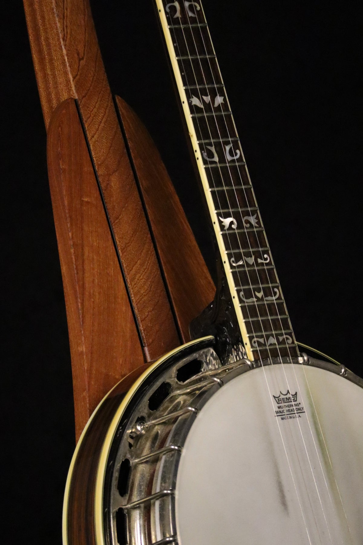 Folding sapele mahogany wood banjo floor stand closeup front image with Alvarez banjo