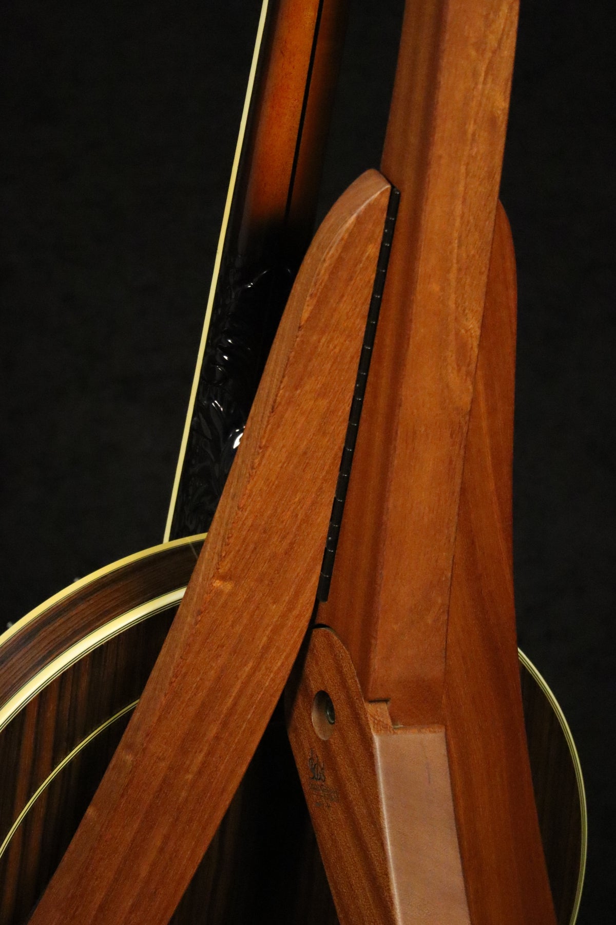 Folding sapele mahogany wood banjo floor stand closeup rear image with Alvarez banjo