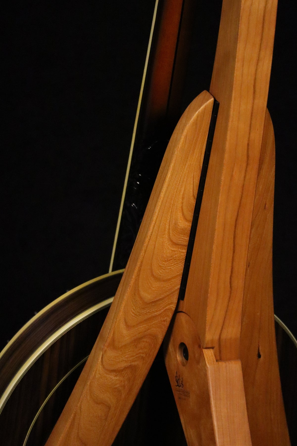 Folding cherry wood banjo floor stand closeup rear image with Alvarez banjo