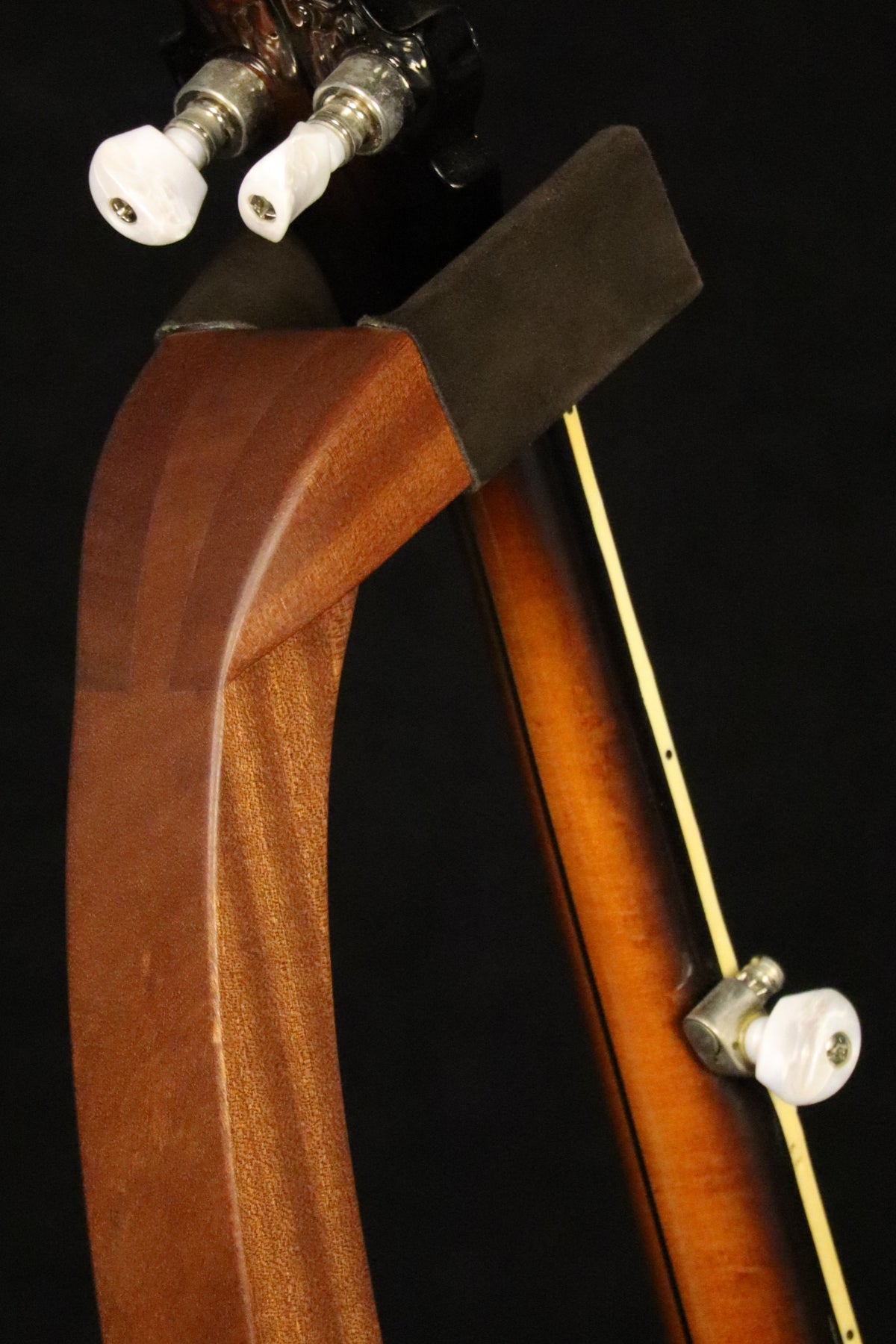 Folding sapele mahogany wood banjo floor stand yoke detail image with Alvarez banjo