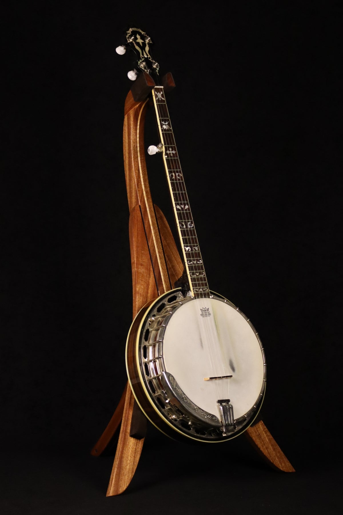 Folding sapele mahogany and curly maple wood banjo floor stand full front image with Alvarez banjo