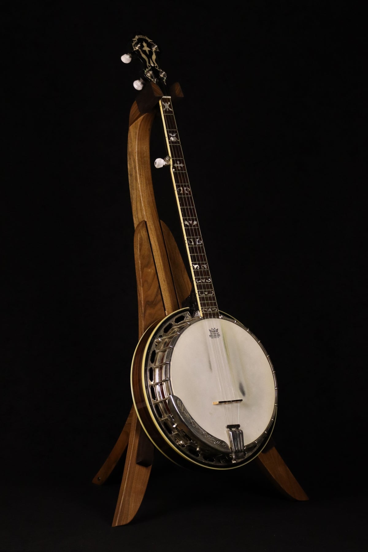 Folding walnut wood banjo floor stand full front image with Alvarez banjo
