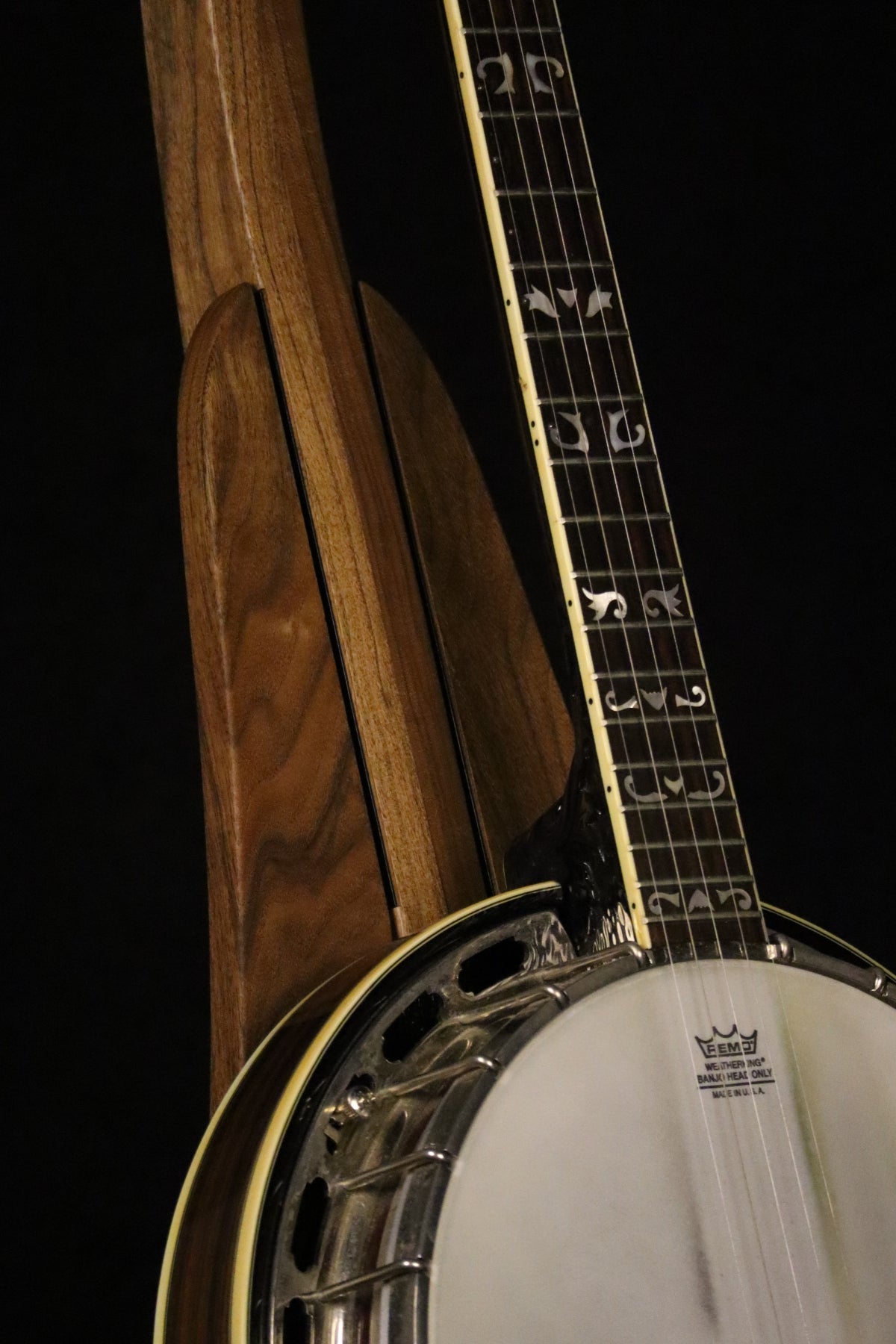 Folding walnut wood banjo floor stand closeup front image with Alvarez banjo